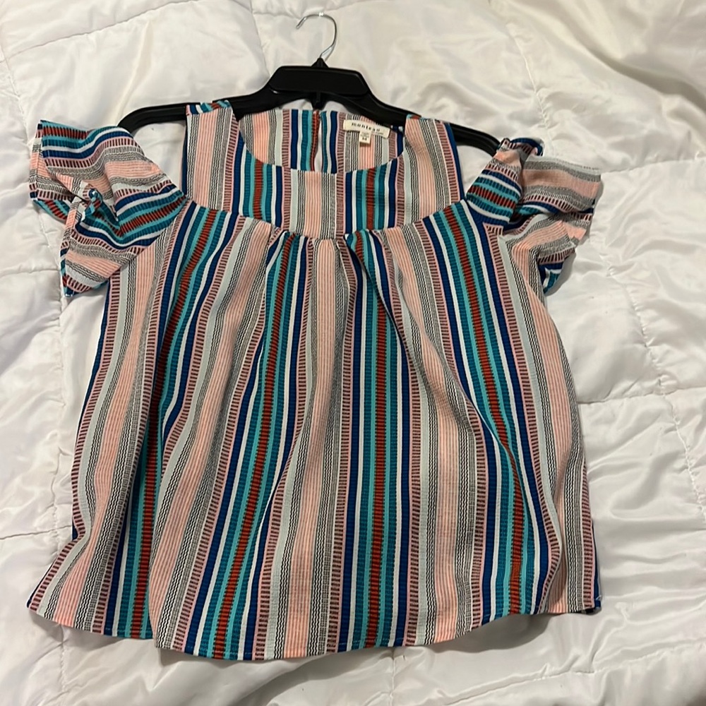 Cut cut cap sleeve top! Summer vibes. Not tight, flattering with shoulder.